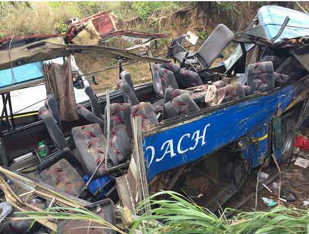 Chiếc xe buýt chở sinh viên Đại học Bestlink Philippines bị phá hủy hoàn toàn sau tai nạn ở TP Tanay, tỉnh Rizal, Philippines, ngày 20-2-2017.